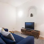 Tasteful 2br Flat In Art District By Lovelystay *